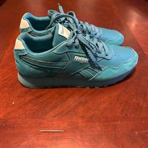 Reebok classic sneakers, turquoise, women’s size 6.5